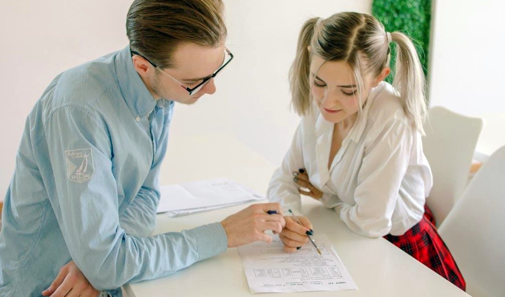 Парень ебет русскую студентку и учит на экзамен членом! Жесткий трах