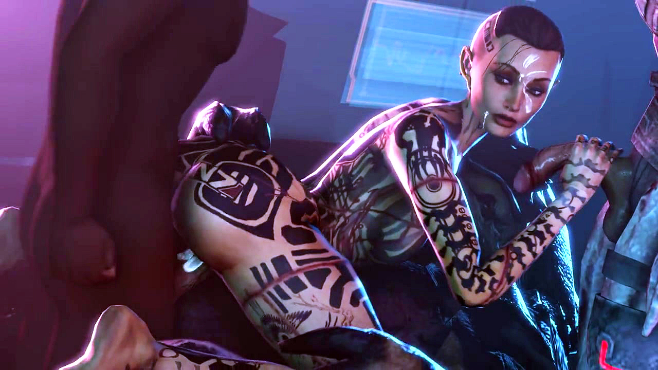 Тату брюнетка Mass Effect: анал-гэнгбэнг с тремя монстрами за выживание!