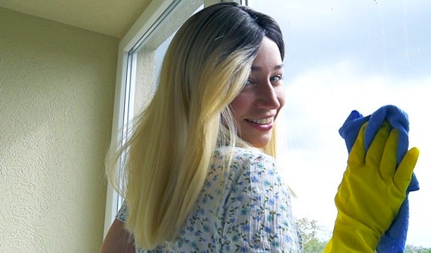 Русская шлюшка убирает хату и трахается с парнем за дикий домашний секс!