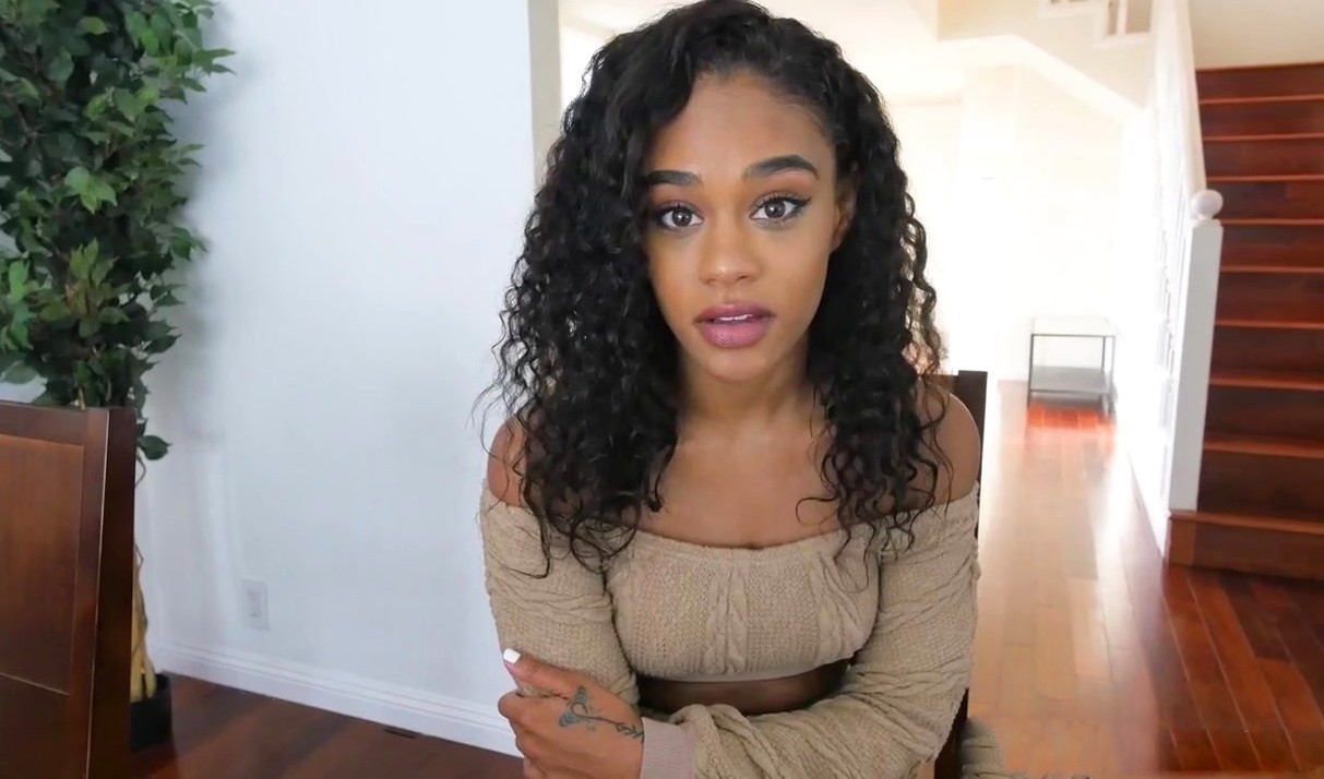 Негритянская шлюха сводит с ума всех самцов района: бабы в бешенстве от её траха!