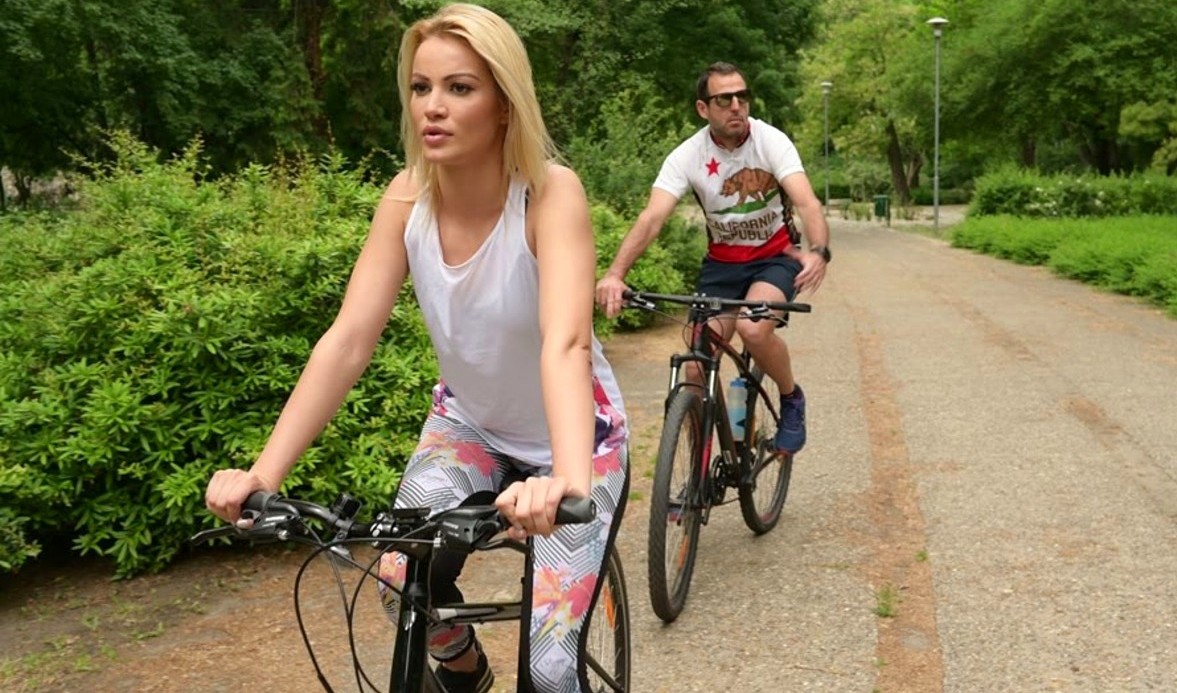 Блондинка с парнем флиртует, а пикапер ее жестко трахает потом!