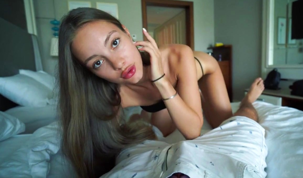 Ревнивая сестра мстит подруге брата: трахает его ротик, пизду и жопу!