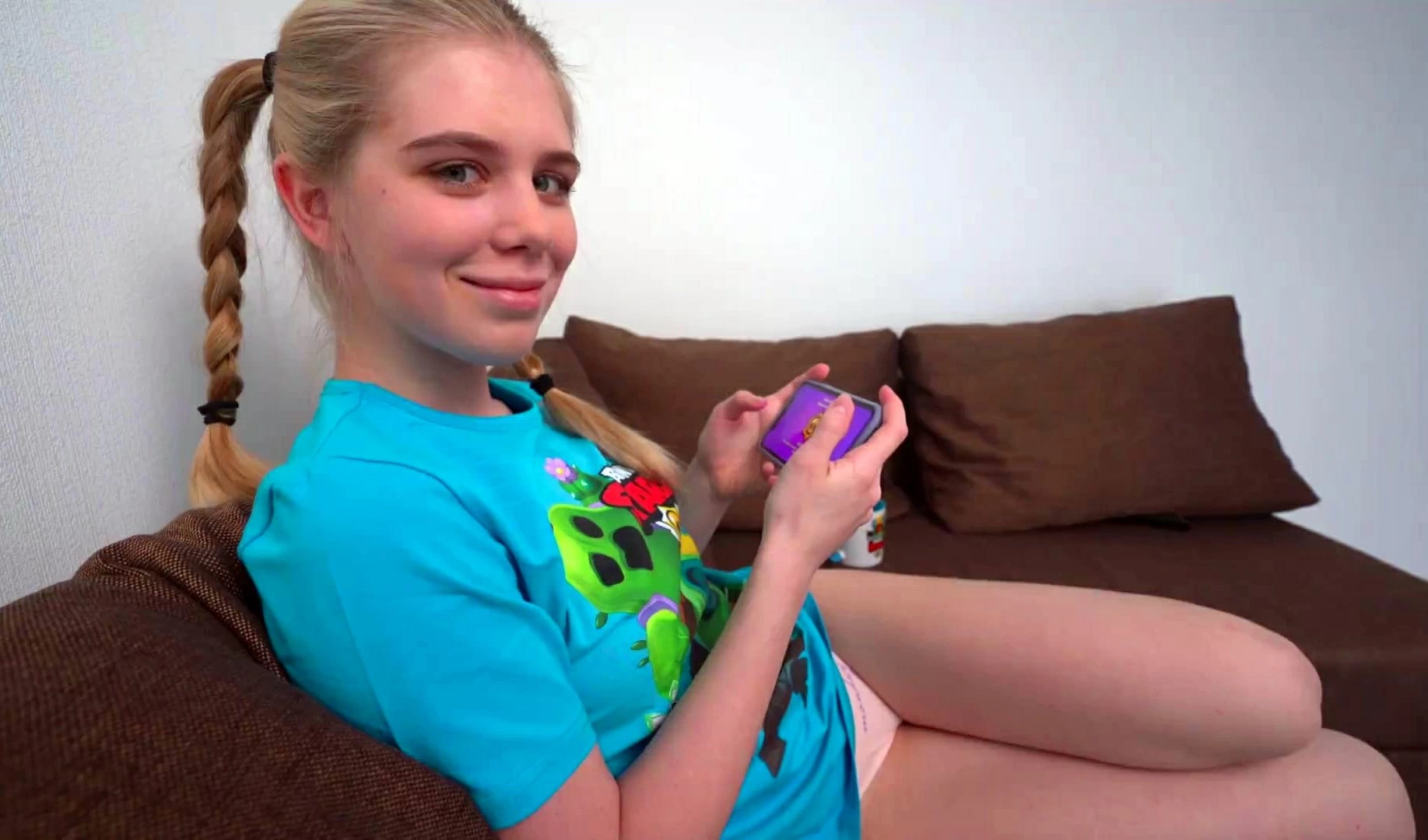 Русская сестра роняет телефон от вида огромного члена брата: инцест в жару!