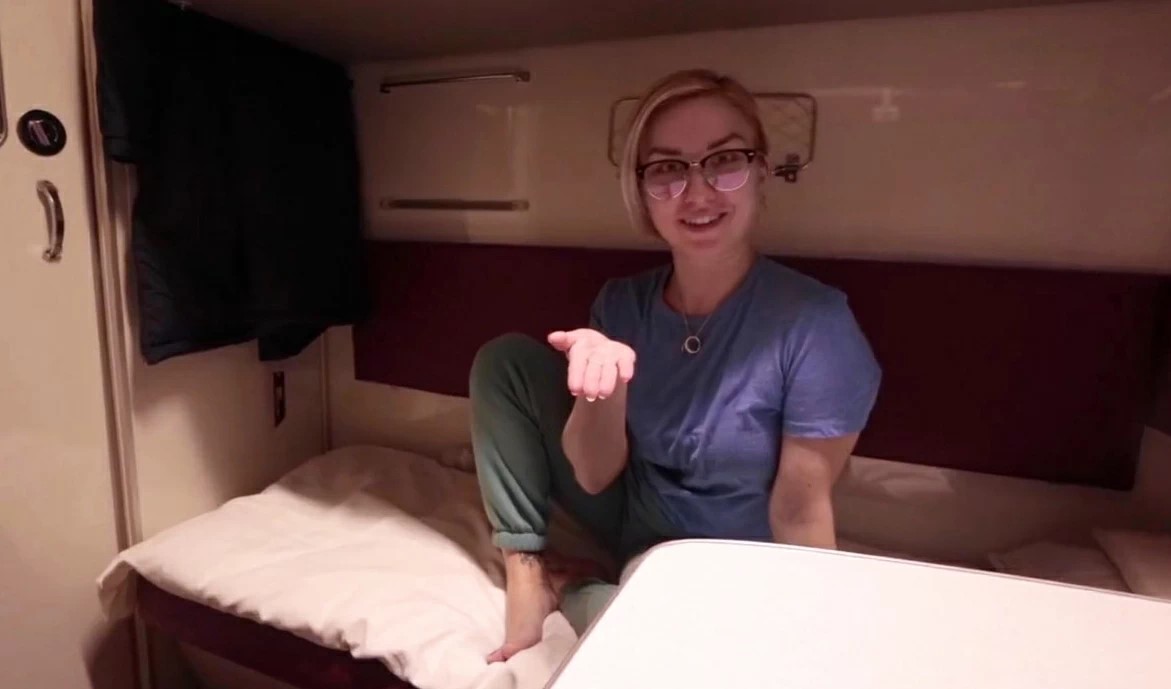Соблазнил сексуальную красотку в поезде: дикий трах в купе на видео!