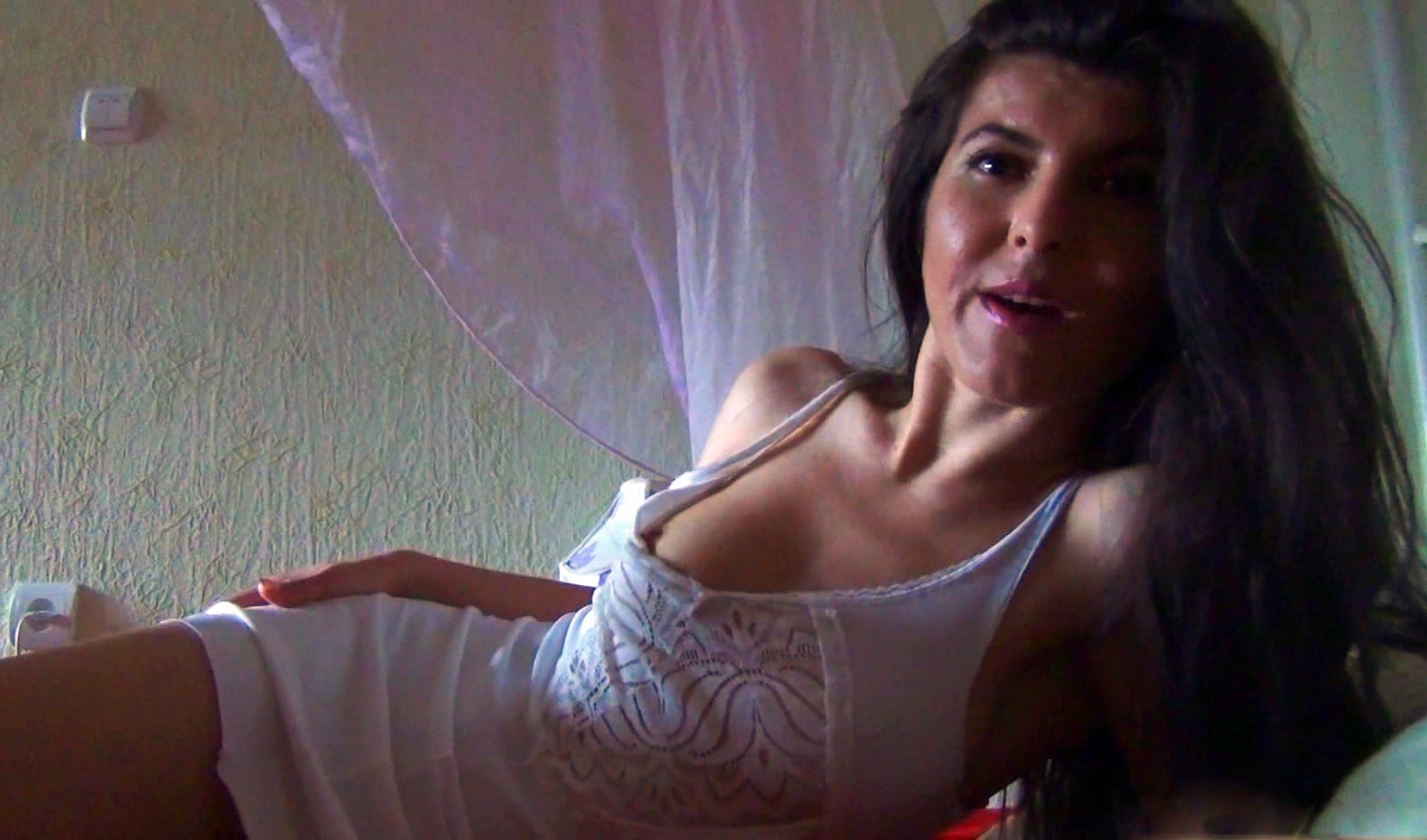 Пасынок ночью трахает мачеху в постели: она стонет и кончает!