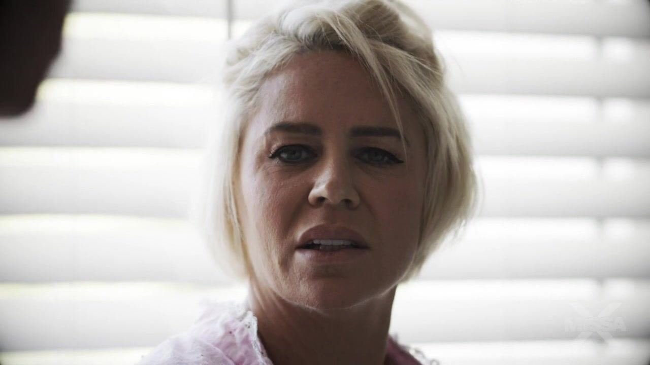 19-летний пасынок ворвался в спальню и жестко трахнул зрелую мачеху!