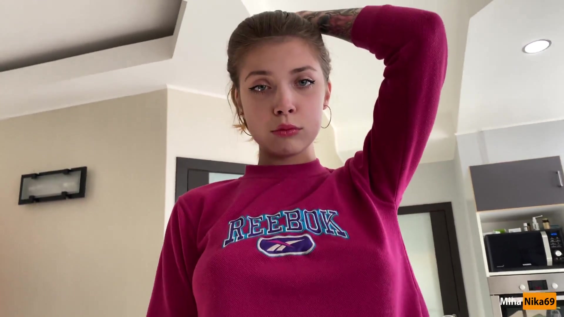 Сестрёнка в поисках резинки нашла огромный братский хуй: жаркий инцест!