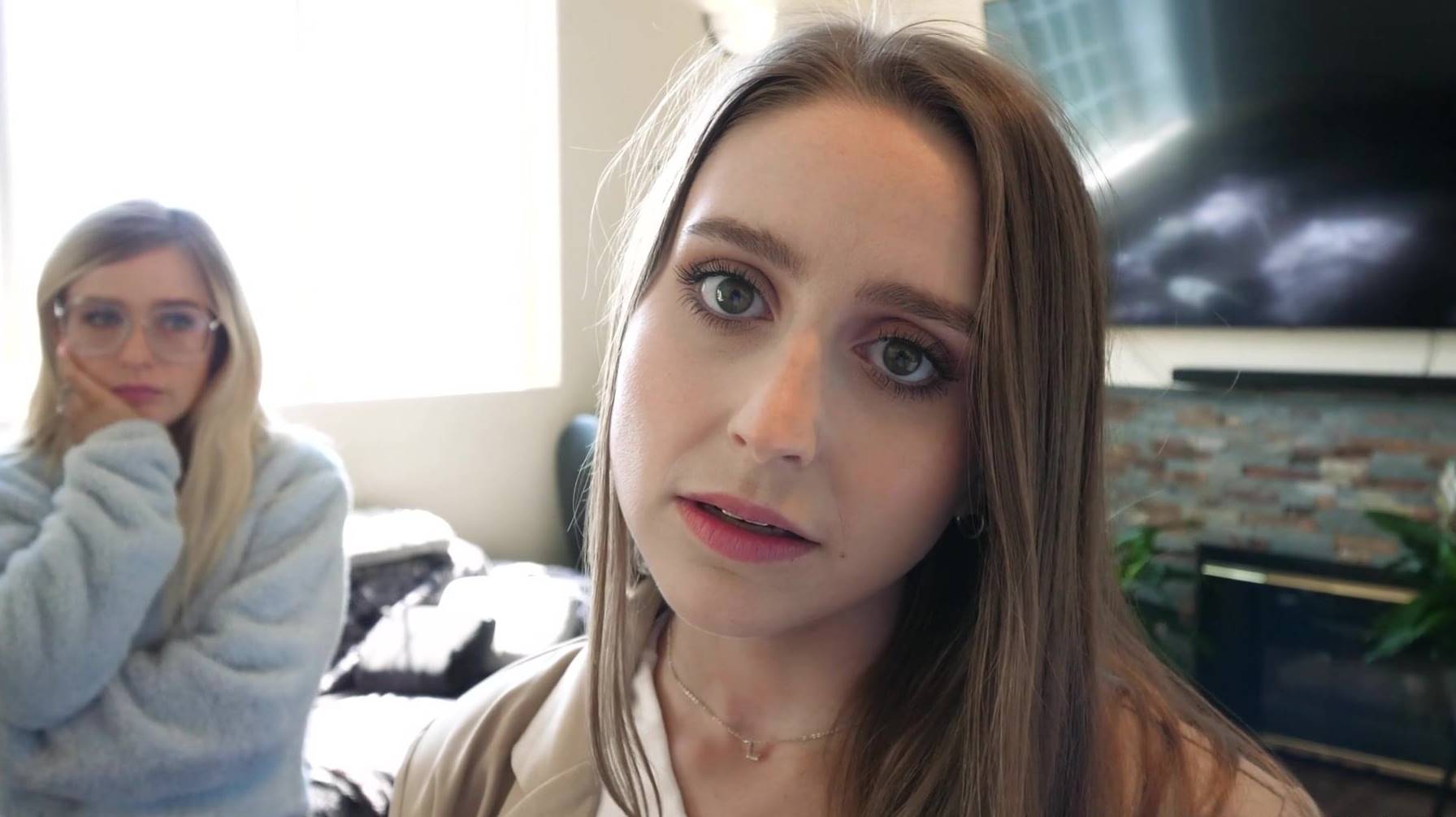 Отчим хуем наказал непослушных падчериц: трах в рот и пизду! Русская озвучка