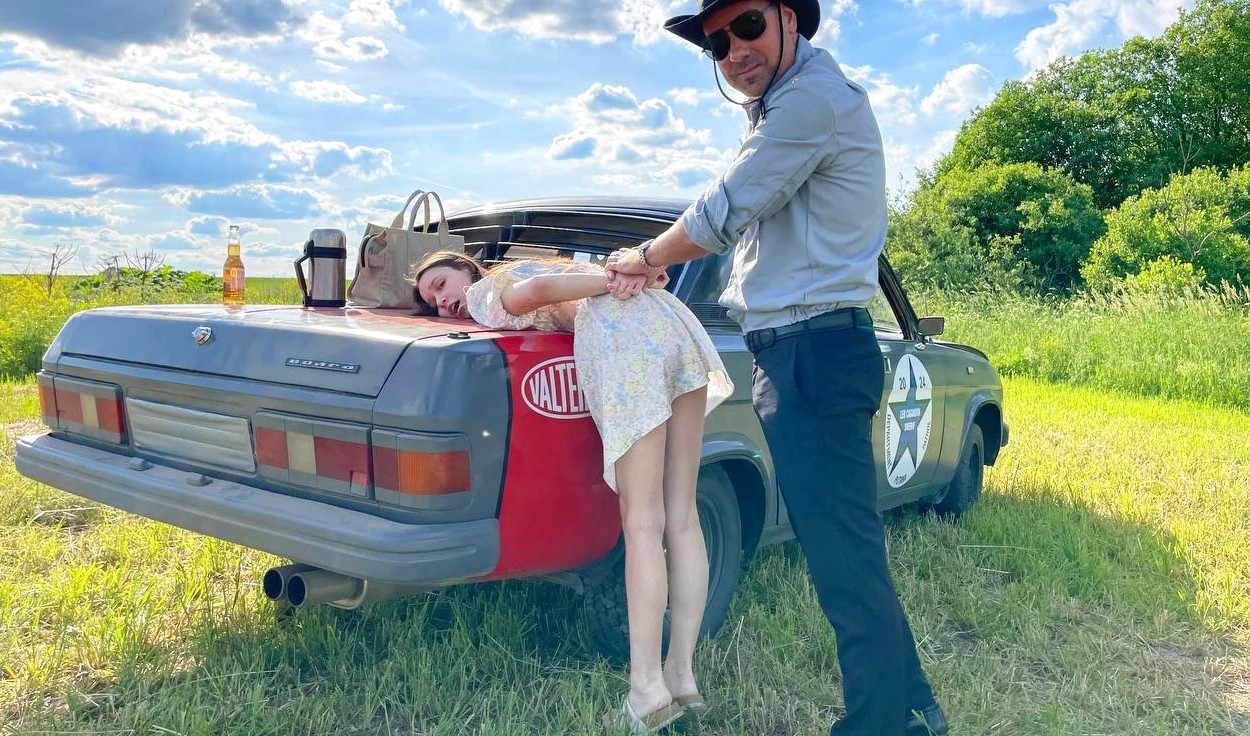 Жесткий анал русской деревенской шлюхи среди полей! Трахаю в жопу на природе