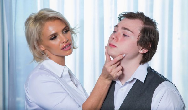 Зрелка соблазнила ученика на секс, и все не прошло незаметно для нее