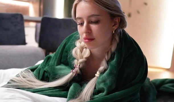 Брат жестко трахнул сестру-красотку и кончил спермой на трусики!