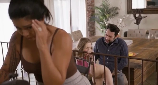 Семейный обмен: муж трахает новую дочь, пока жена Дана смотрит, не выдерживает и присоединяется к сексу с русским переводом!