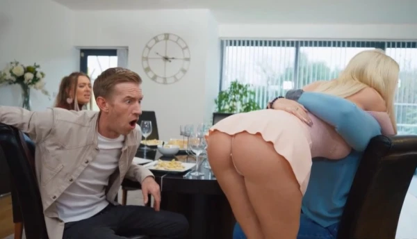 «Твоя подружка никогда не узнает…» — блондинка в прозрачном топе сосёт и отдаётся раком, кончая от измены на семейном ужине! (Рус перевод)