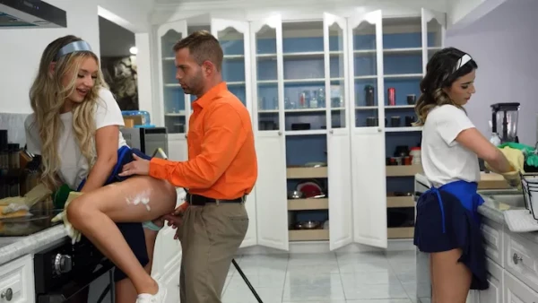 Клиент платит жирные бабки: уборка + жесткий трах двух горячих горничных!