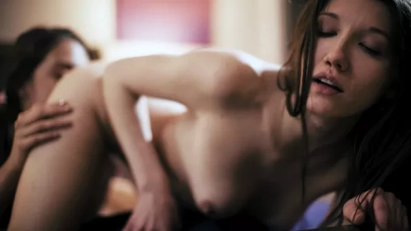 Красотка-лесбиянка изменила подруге: страстно отлизала киску её сестре до оргазма!