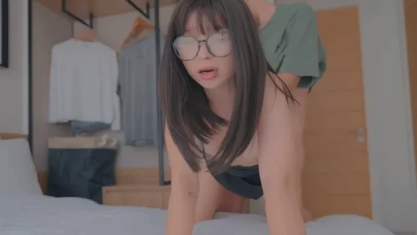 Жаркая русская молоденькая администраторша отеля трахается с постояльцем в номере!