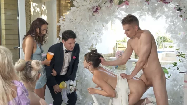 Жених-куколд в ахуе: гости глазеют, как чужак жестко рвет анал невесте!